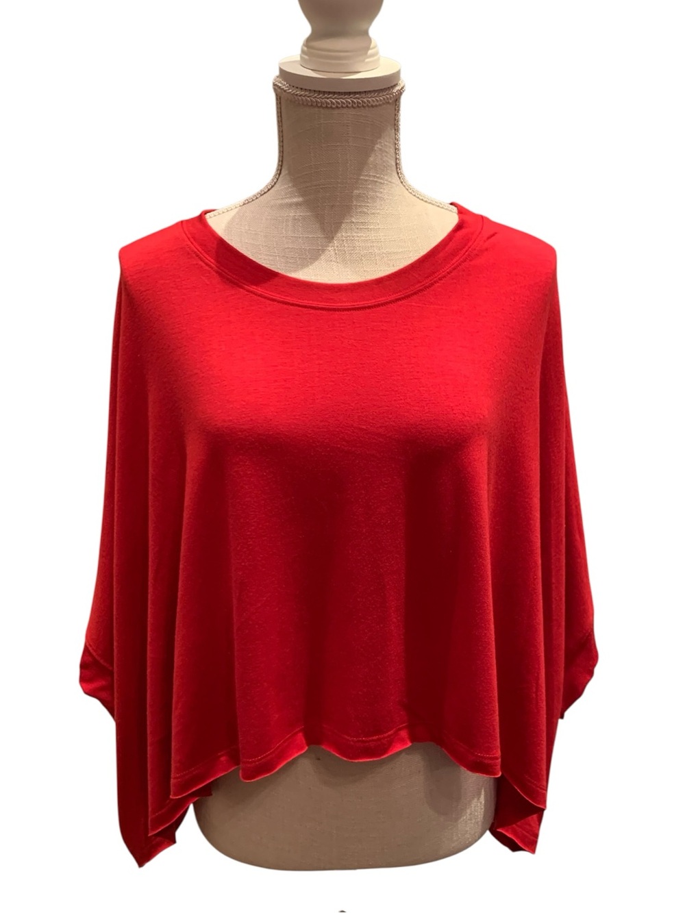 🌹CUT THE FRILLS🌹ONE SIZE FITS ALL. NWT! SHORT PONCHO. EXCELLENT CONDITION!